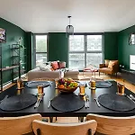 Апартаменти New Central-3bedroom-2bath-parking-by Fabaccommodation *