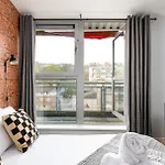 New Central-3bedroom-2bath-parking-by Fabaccommodation Bristol