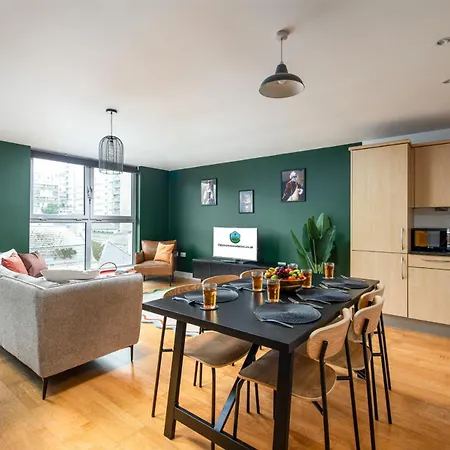 Central-3bedroom-2bath-parking-by Fabaccommodation Apartament *