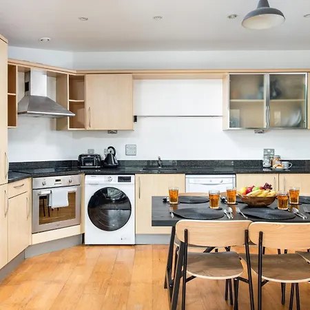 Lejlighed New Central-3bedroom-2bath-parking-by Fabaccommodation *