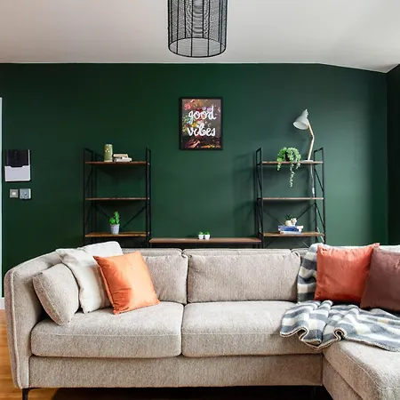 Central-3bedroom-2bath-parking-by Fabaccommodation *