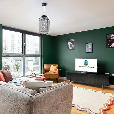 Central-3bedroom-2bath-parking-by Fabaccommodation * Bristol