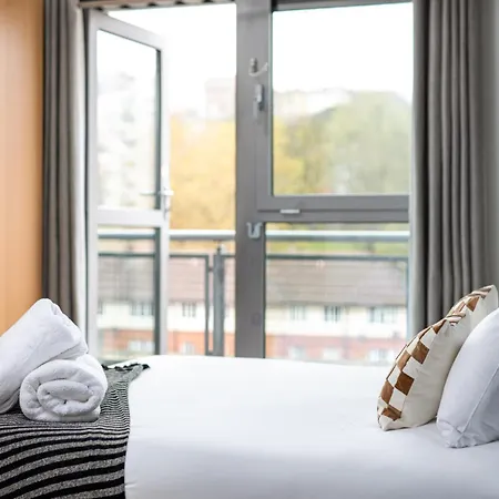 New Central-3bedroom-2bath-parking-by Fabaccommodation Lejlighed