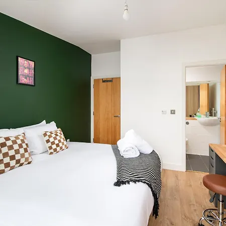 Central-3bedroom-2bath-parking-by Fabaccommodation Apartament *