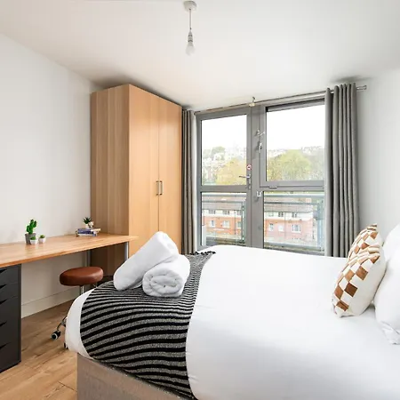 Central-3bedroom-2bath-parking-by Fabaccommodation Apartament