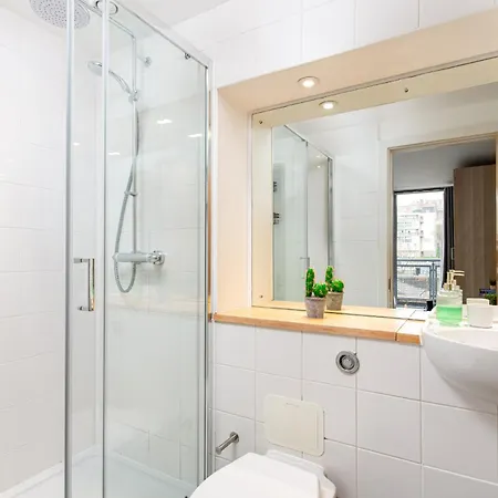 Central-3bedroom-2bath-parking-by Fabaccommodation Бристоль