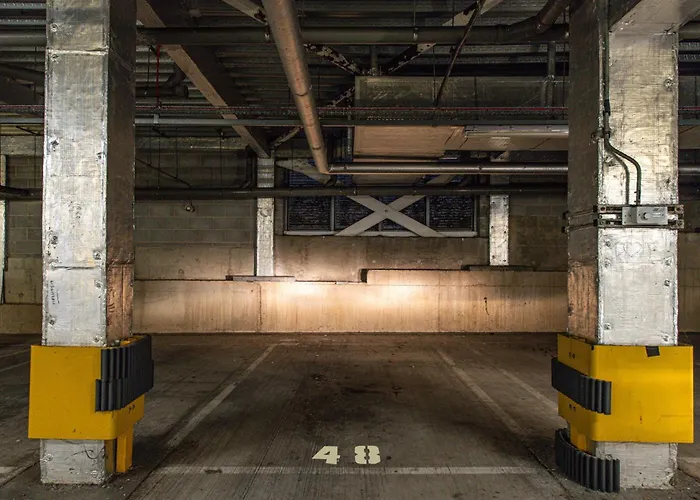 New Central-3bedroom-2bath-parking-by Fabaccommodation