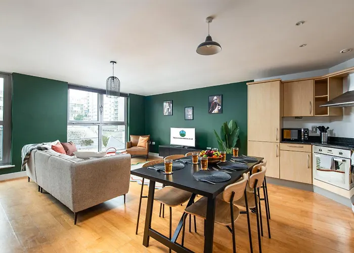 Central-3bedroom-2bath-parking-by Fabaccommodation Διαμέρισμα *