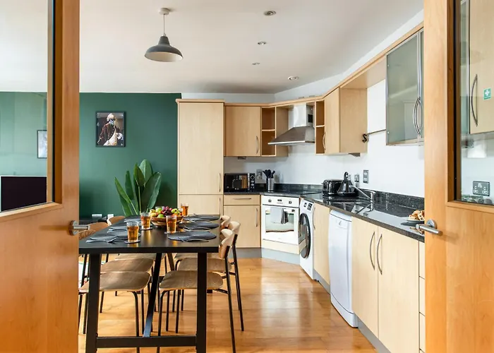 New Central-3bedroom-2bath-parking-by Fabaccommodation Bristol