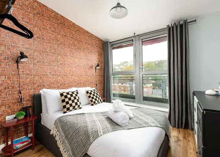 New Central-3bedroom-2bath-parking-by Fabaccommodation Bristol