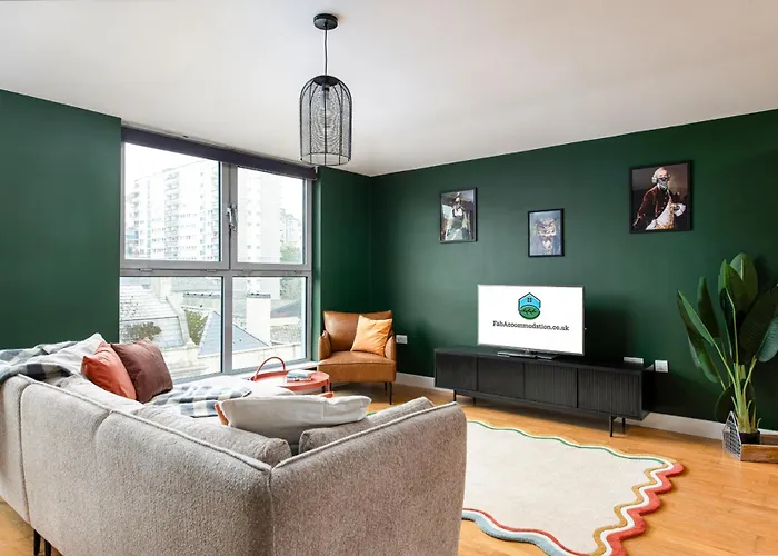 Central-3bedroom-2bath-parking-by Fabaccommodation * Μπρίστολ