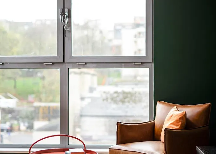 Central-3bedroom-2bath-parking-by Fabaccommodation