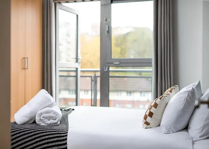 New Central-3bedroom-2bath-parking-by Fabaccommodation Apartman