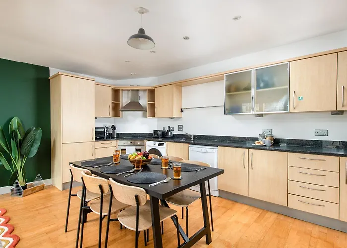 Apartman New Central-3bedroom-2bath-parking-by Fabaccommodation *