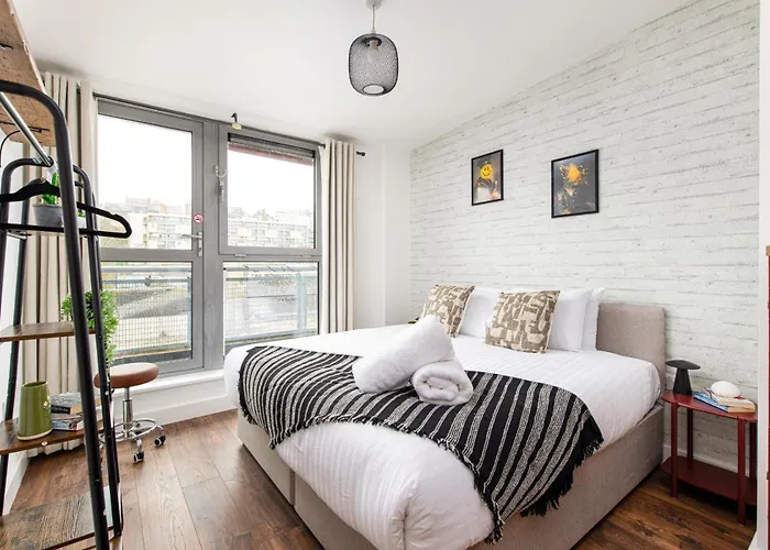 New Central-3bedroom-2bath-parking-by Fabaccommodation *