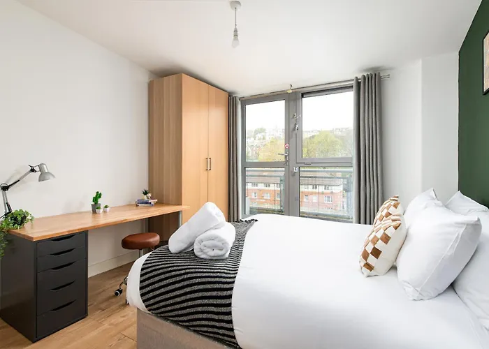 New Central-3bedroom-2bath-parking-by Fabaccommodation Lejlighed