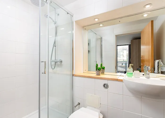 Central-3bedroom-2bath-parking-by Fabaccommodation Μπρίστολ