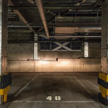 New Central-3bedroom-2bath-parking-by Fabaccommodation