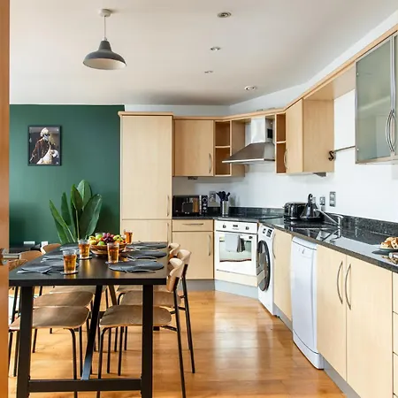 Central-3bedroom-2bath-parking-by Fabaccommodation Бристоль