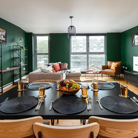 Apartmán New Central-3bedroom-2bath-parking-by Fabaccommodation *