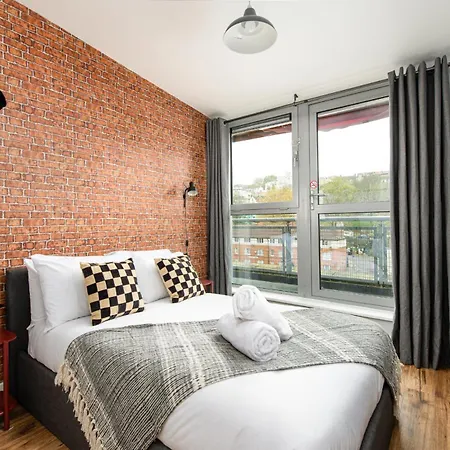 Central-3bedroom-2bath-parking-by Fabaccommodation Бристоль