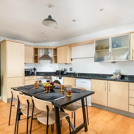 Апартаменти Central-3bedroom-2bath-parking-by Fabaccommodation *