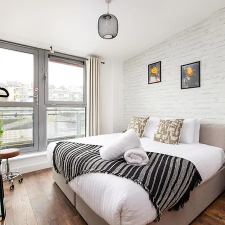 New Central-3bedroom-2bath-parking-by Fabaccommodation *