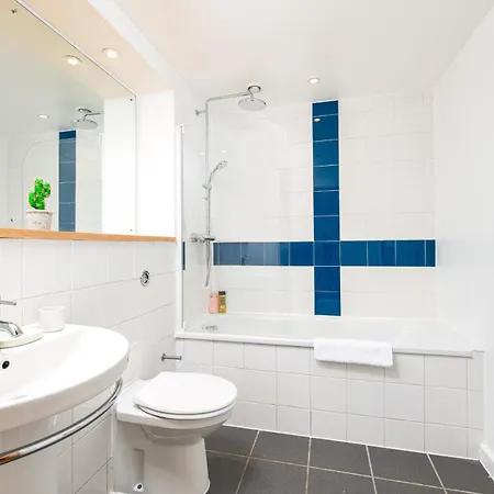 Апартаменти Central-3bedroom-2bath-parking-by Fabaccommodation