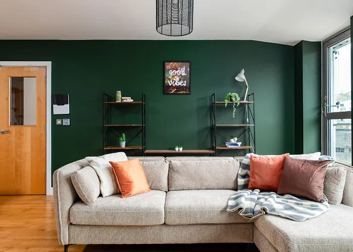 New Central-3bedroom-2bath-parking-by Fabaccommodation *