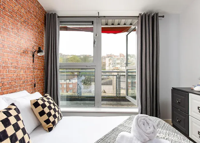 New Central-3bedroom-2bath-parking-by Fabaccommodation Бристоль